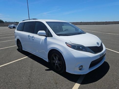 Used 2015 Toyota Sienna SE FWD image 2