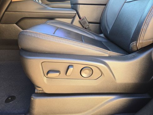 Used 2023 Chevrolet Suburban High Country image 17