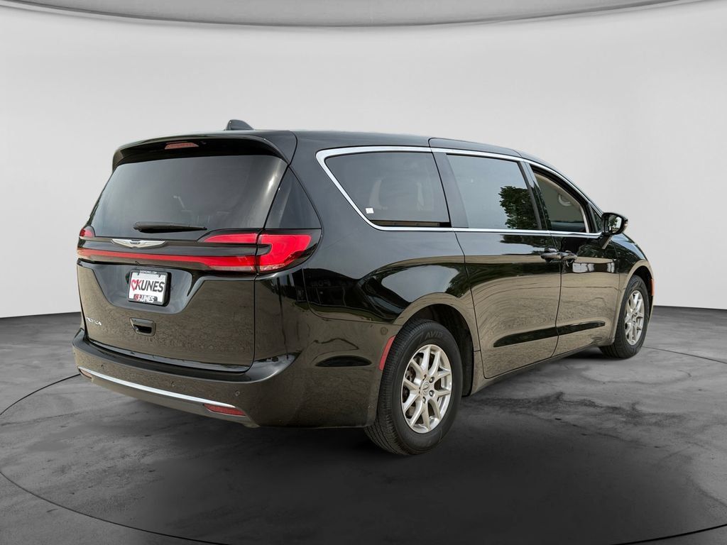 Used 2024 Chrysler Pacifica Touring-L FWD image 9