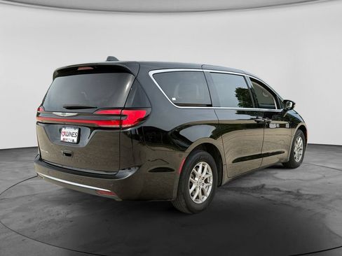 Used 2024 Chrysler Pacifica Touring-L FWD image 9
