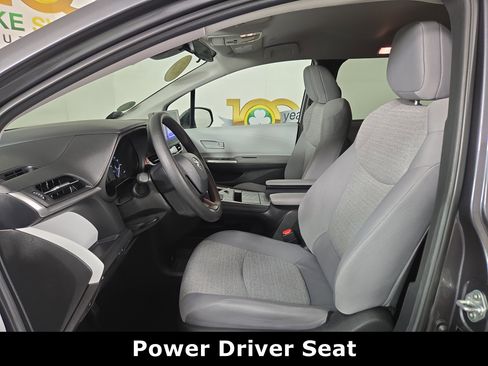 Used 2025 Toyota Sienna LE image 11
