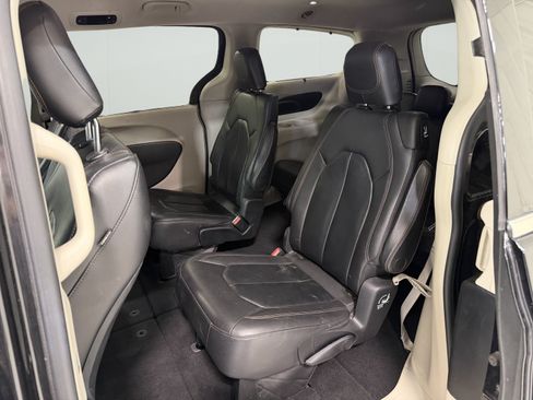 Used 2017 Chrysler Pacifica Touring-L FWD image 10