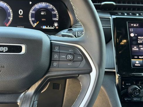 Used 2023 Jeep Grand Cherokee Altitude image 11