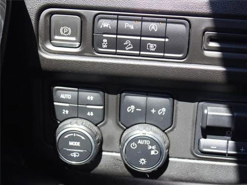 Used 2023 Chevrolet Suburban Z71 image 13