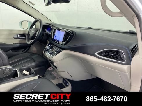 Used 2021 Chrysler Pacifica Touring-L FWD image 31