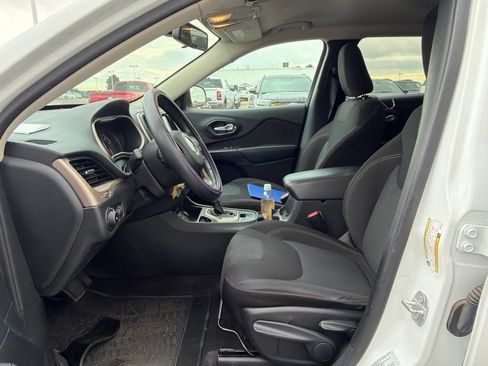 Used 2016 Jeep Cherokee Latitude FWD image 2