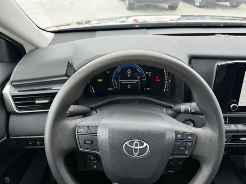 Used 2025 Toyota Camry LE image 32