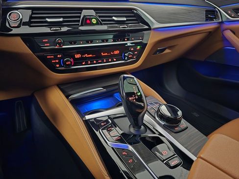 Used 2021 BMW M550i xDrive w/ Executive Package image 33