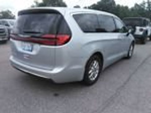 Used 2024 Chrysler Pacifica Touring-L FWD image 9