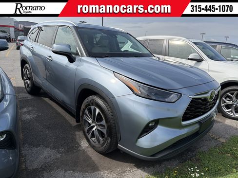 Used 2022 Toyota Highlander XLE AWD/4WD image 1