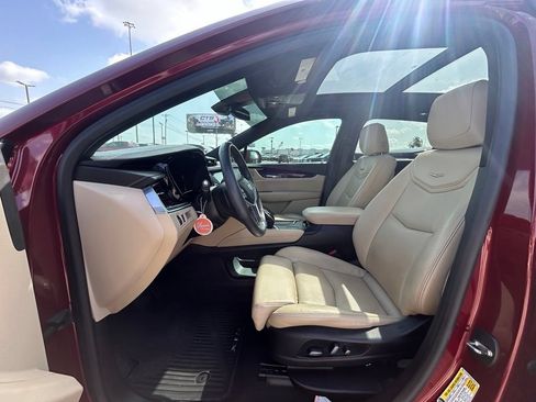 Used 2017 Cadillac XT5 Luxury w/ Driver Awareness Package FWD image 7