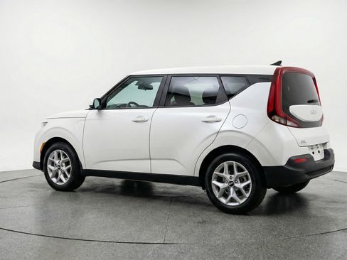 Used 2025 Kia Soul LX w/ LX Technology Package image 5