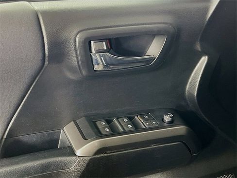 Used 2019 Toyota Tacoma TRD Sport w/ Technology Package image 18