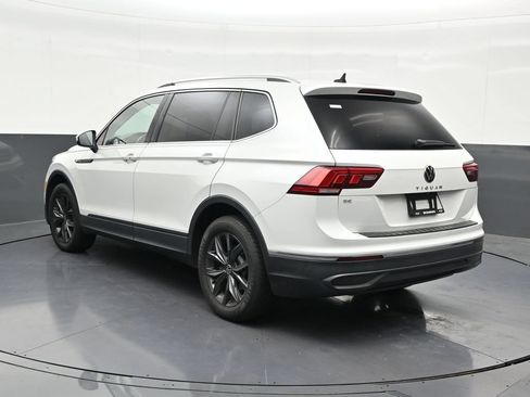 Used 2023 Volkswagen Tiguan SE w/ Panoramic Sunroof Package FWD image 3