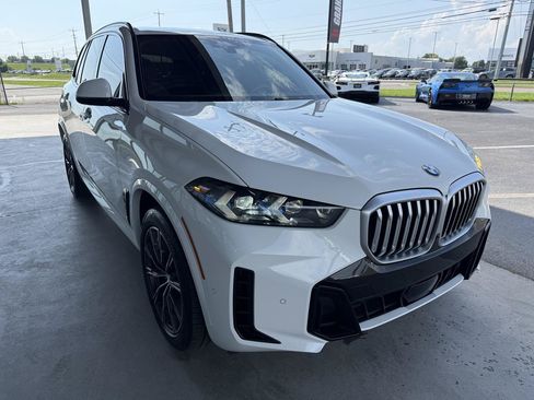 Used 2024 BMW X5 xDrive40i w/ M Sport Package AWD/4WD image 3