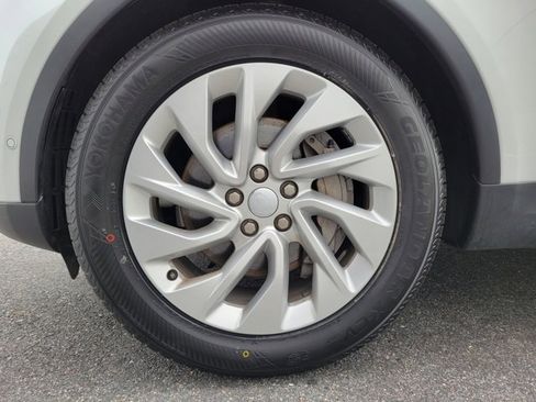 Used 2024 Land Rover Discovery S image 24