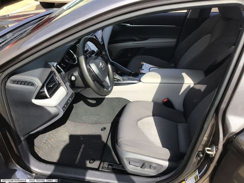 Used 2020 Toyota Camry LE image 8