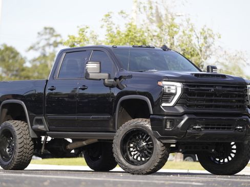 Used 2024 Chevrolet Silverado 2500 High Country w/ Midnight Edition AWD/4WD image 2