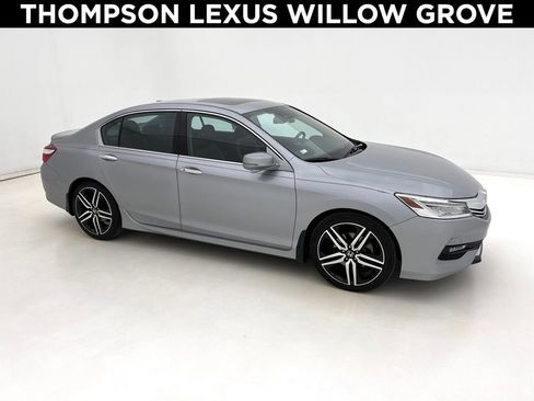 Used 2017 Honda Accord Touring image 1