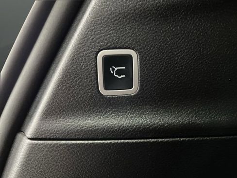 Used 2025 Chrysler Pacifica Limited image 15