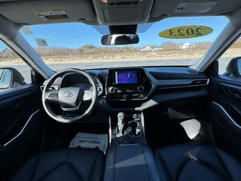 Used 2023 Toyota Highlander L FWD image 16