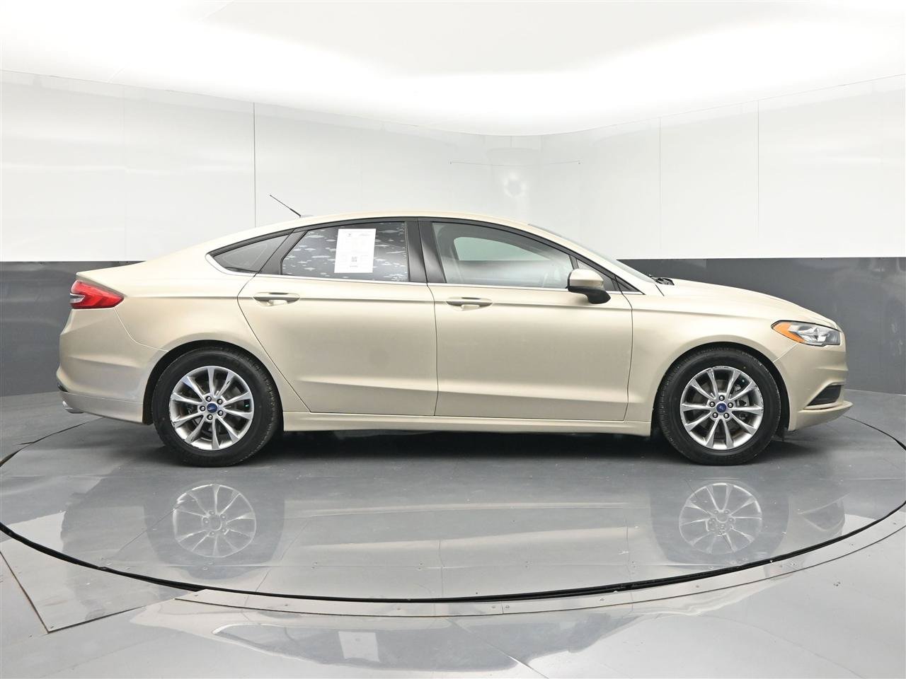 Used 2017 Ford Fusion SE w/ Fusion SE Technology Package FWD image 4
