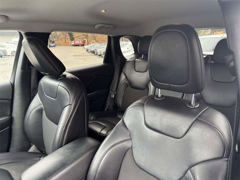 Used 2019 Jeep Cherokee Latitude Plus image 16