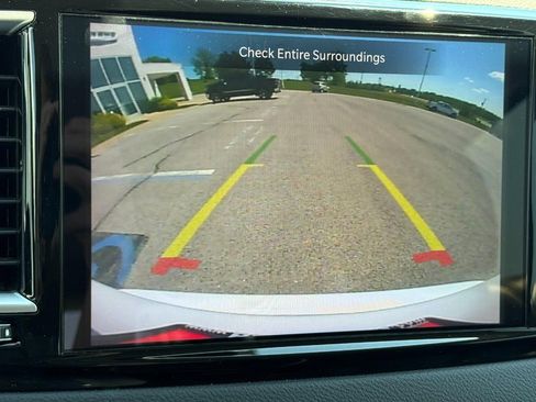 Used 2024 Chrysler Pacifica Touring-L FWD image 27