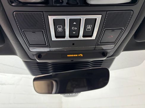 Used 2023 Land Rover Discovery S R-Dynamic image 12