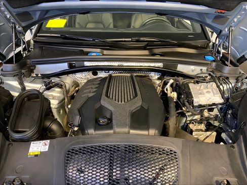 Certified 2023 Porsche Macan AWD/4WD image 32