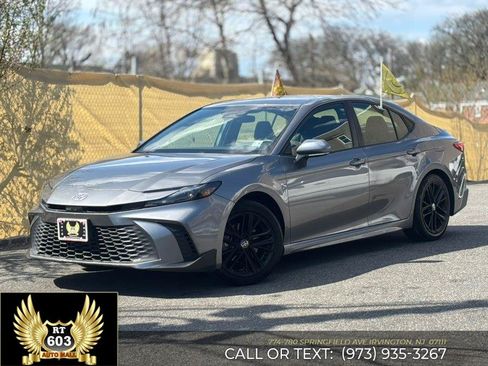 Used 2025 Toyota Camry SE FWD image 1