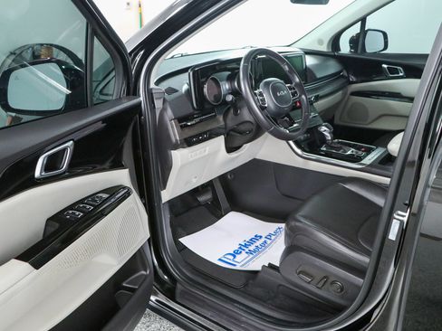 Used 2024 Kia Carnival EX FWD image 3