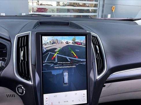 Used 2024 Ford Edge Titanium image 27