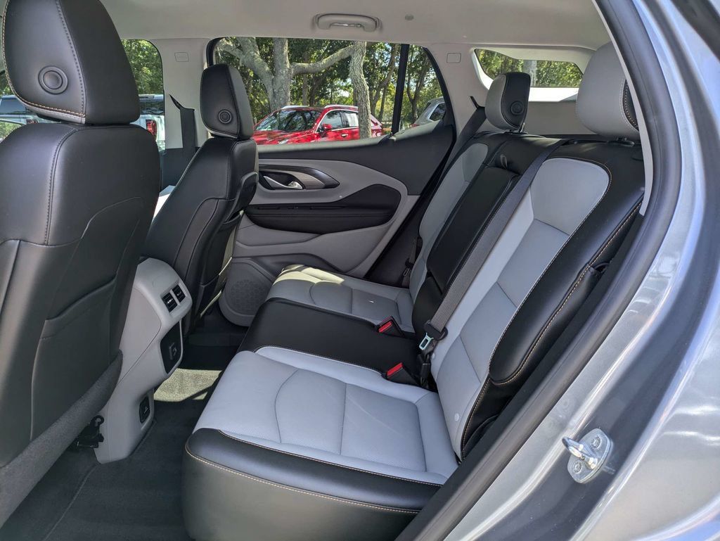 Certified 2024 Cadillac XT4 Luxury w/ Cold Weather Package FWD image 13