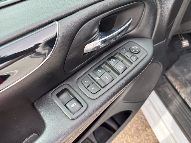 Used 2019 Dodge Grand Caravan SXT w/ Blacktop Package FWD image 11