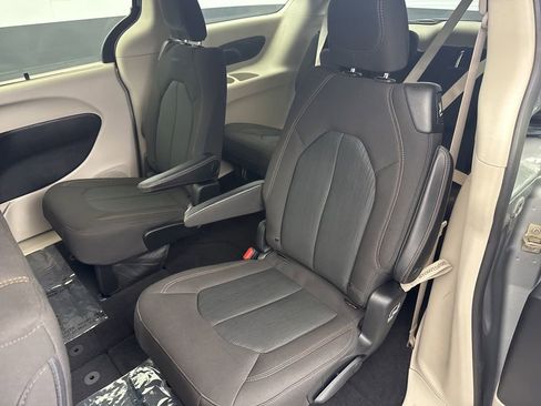 Used 2020 Chrysler Pacifica Touring image 33