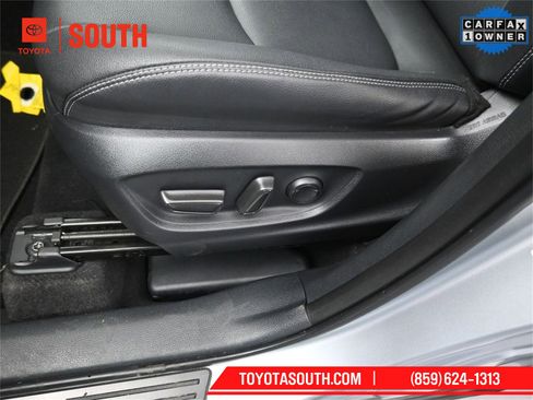 Used 2022 Toyota Corolla Cross XLE image 33