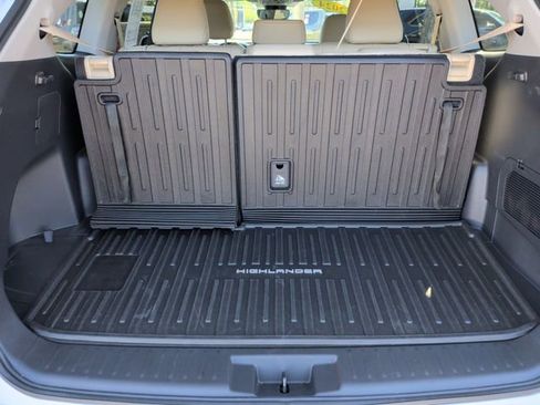 Used 2024 Toyota Highlander XLE FWD image 36
