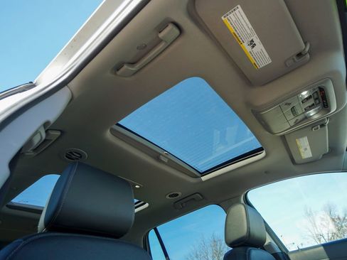 Used 2023 GMC Acadia SLT w/ Elevation Edition image 33