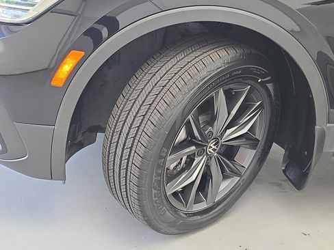 Certified 2024 Volkswagen Tiguan SE FWD image 33