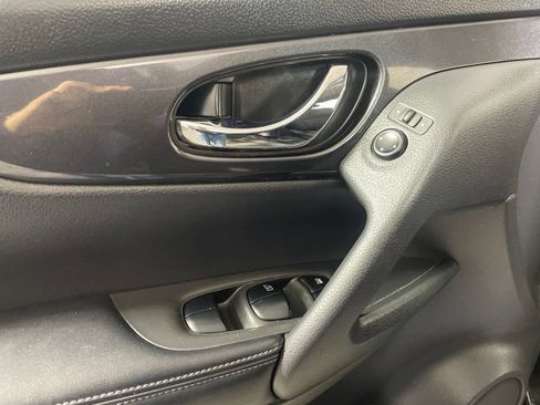 Used 2019 Nissan Rogue SV AWD/4WD image 9