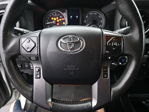 Used 2022 Toyota Tacoma TRD Off-Road w/ Technology Package AWD/4WD image 11