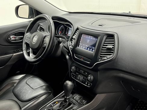 Used 2019 Jeep Cherokee Latitude Plus w/ Comfort/Convenience Group FWD image 19