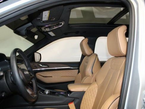 Used 2024 Jeep Grand Cherokee Summit image 9