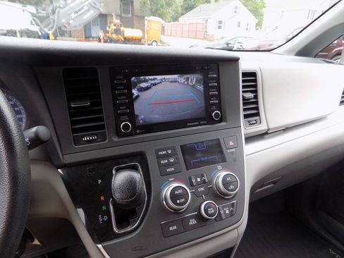 Used 2020 Toyota Sienna LE AWD/4WD image 19