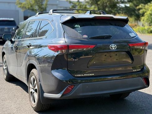 Used 2020 Toyota Highlander XLE AWD/4WD image 3