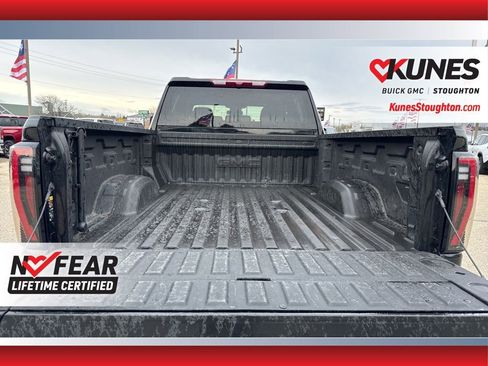 Used 2025 GMC Sierra 2500 AT4 image 19