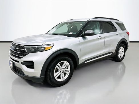 Used 2024 Ford Explorer XLT image 3