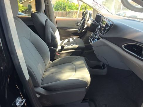 Used 2017 Chrysler Pacifica Touring FWD image 6