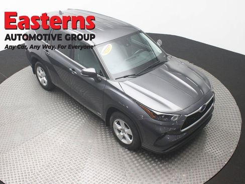 Used 2022 Toyota Highlander LE image 3